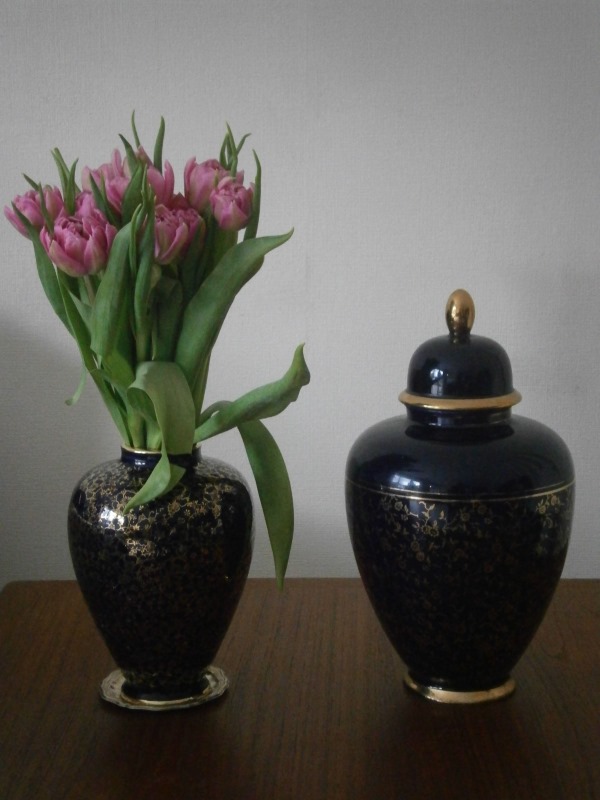 Большая ваза дизайн кобальт с золотом с крышкой