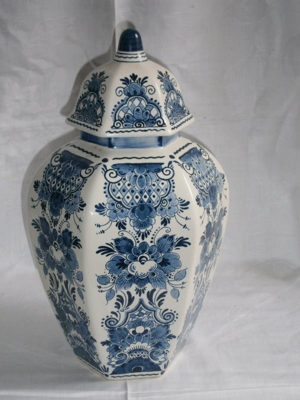 Большая голландская ваза с крышкой. Delft