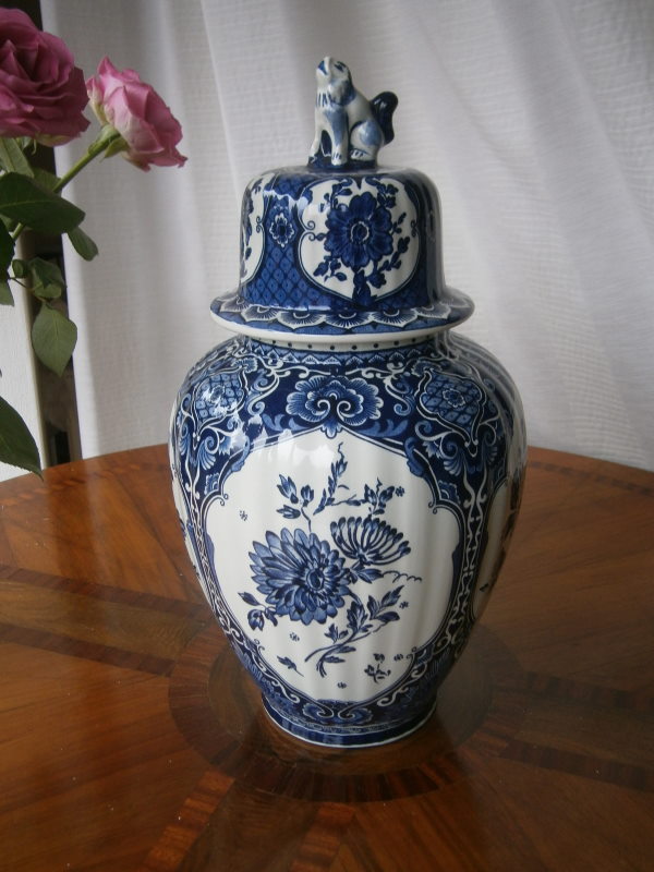 Большая голландская ваза с крышкой. Delft
