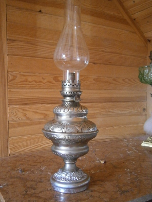 Старинная керосиновая лампа. Стиль Pigeon