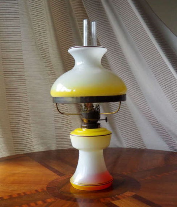 Старая керосиновая стеклянная лампа