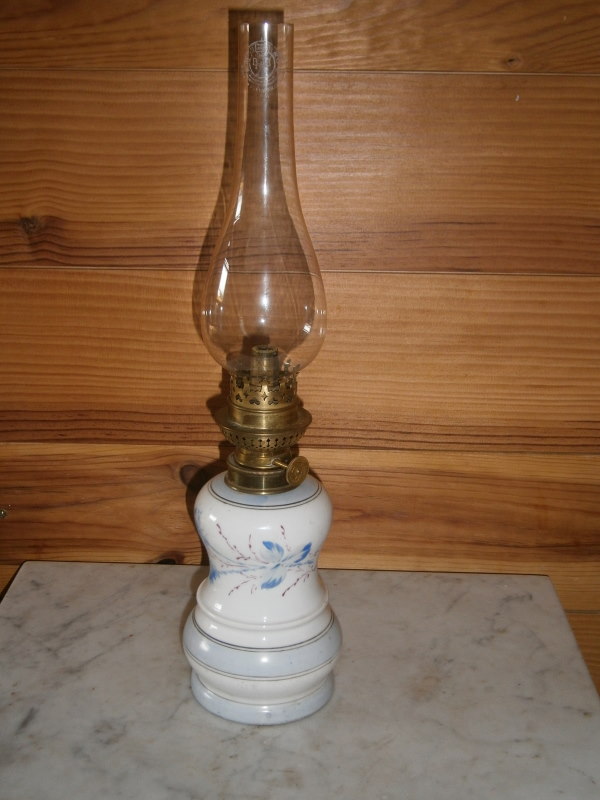 Антикварная французская фарфоровая керосиновая лампа