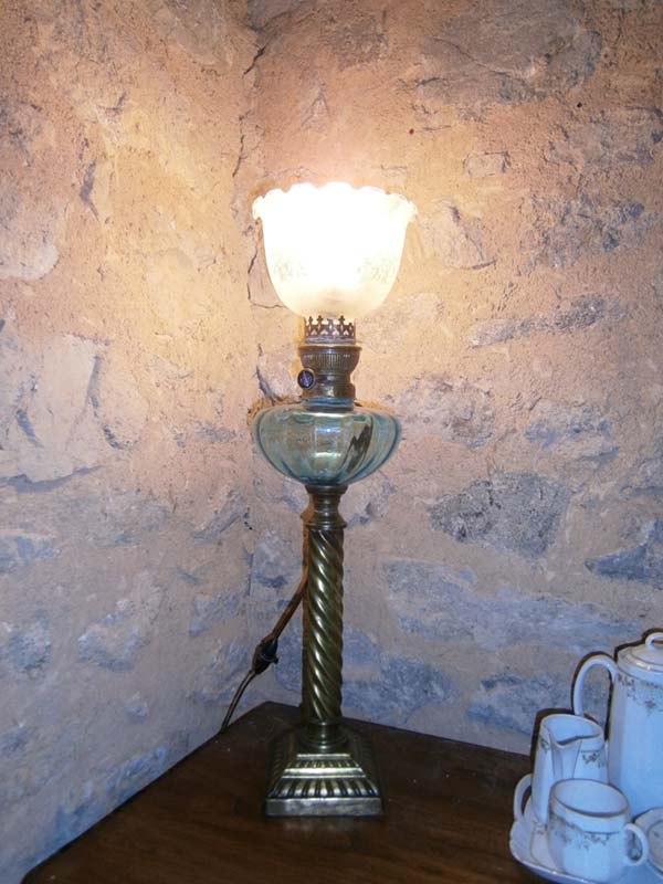 Антикварная настольная французская стеклянная лампа