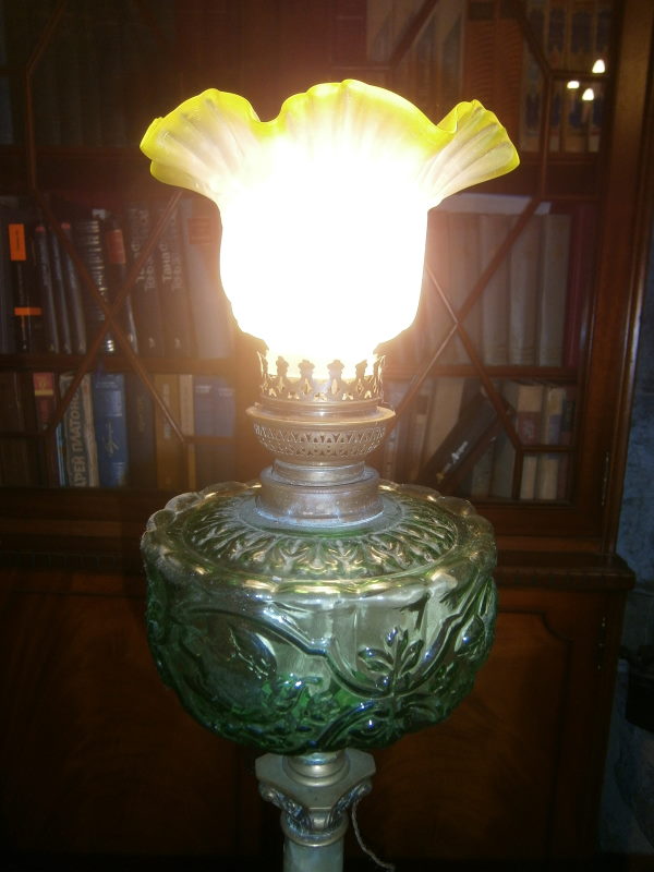 Антикварная настольная бронзовая французская стеклянная лампа