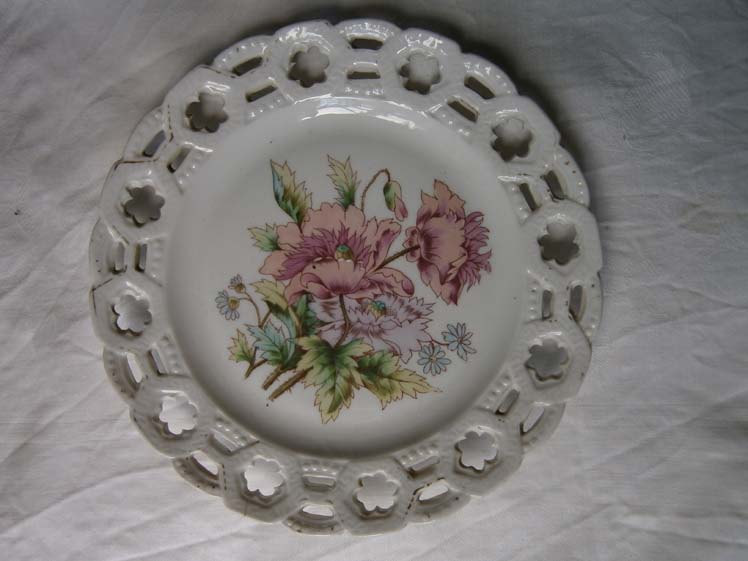 Старая настенная ажурная французская фарфоровая тарелка. Цветы