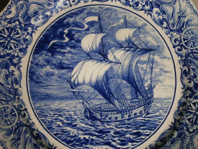 Большая голландская настенная тарелка Delft. Парусник